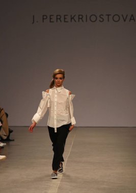 Kiev, Ukrayna - 1 Eylül 2018: Model Mystetskyi Arsenal Kiev, Ukrayna Ukrayna moda hafta ilkbahar/yaz 2019 oluşturulurken Tasarımcısı J.Perekriostova tarafından sunar