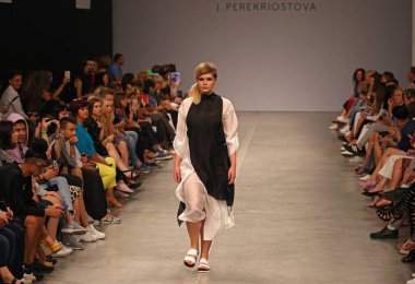 Kiev, Ukrayna - 1 Eylül 2018: Model Mystetskyi Arsenal Kiev, Ukrayna Ukrayna moda hafta ilkbahar/yaz 2019 oluşturulurken Tasarımcısı J.Perekriostova tarafından sunar