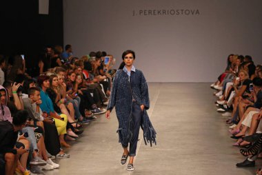 Kiev, Ukrayna - 1 Eylül 2018: Model Mystetskyi Arsenal Kiev, Ukrayna Ukrayna moda hafta ilkbahar/yaz 2019 oluşturulurken Tasarımcısı J.Perekriostova tarafından sunar