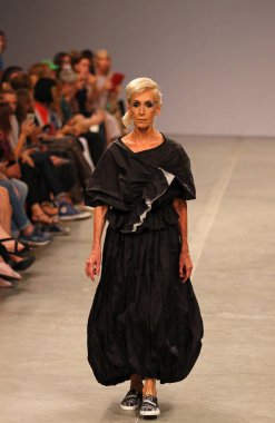 Kiev, Ukrayna - 1 Eylül 2018: Model Mystetskyi Arsenal Kiev, Ukrayna Ukrayna moda hafta ilkbahar/yaz 2019 oluşturulurken Tasarımcısı J.Perekriostova tarafından sunar