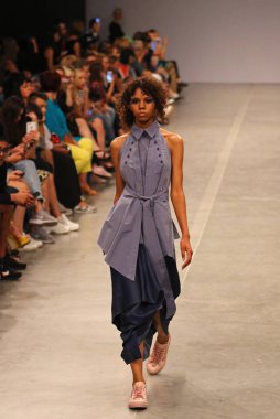 Kiev, Ukrayna - 1 Eylül 2018: Model Mystetskyi Arsenal Kiev, Ukrayna Ukrayna moda hafta ilkbahar/yaz 2019 oluşturulurken Tasarımcısı J.Perekriostova tarafından sunar