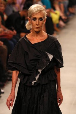 Kiev, Ukrayna - 1 Eylül 2018: Model Mystetskyi Arsenal Kiev, Ukrayna Ukrayna moda hafta ilkbahar/yaz 2019 oluşturulurken Tasarımcısı J.Perekriostova tarafından sunar