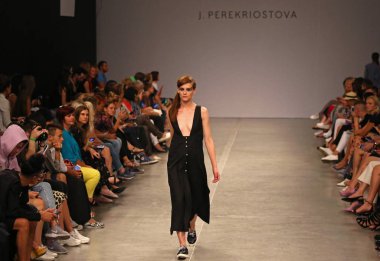 Kiev, Ukrayna - 1 Eylül 2018: Model Mystetskyi Arsenal Kiev, Ukrayna Ukrayna moda hafta ilkbahar/yaz 2019 oluşturulurken Tasarımcısı J.Perekriostova tarafından sunar