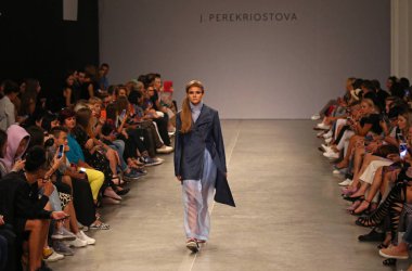 Kiev, Ukrayna - 1 Eylül 2018: Model Mystetskyi Arsenal Kiev, Ukrayna Ukrayna moda hafta ilkbahar/yaz 2019 oluşturulurken Tasarımcısı J.Perekriostova tarafından sunar