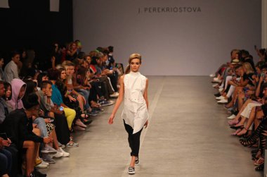Kiev, Ukrayna - 1 Eylül 2018: Model Mystetskyi Arsenal Kiev, Ukrayna Ukrayna moda hafta ilkbahar/yaz 2019 oluşturulurken Tasarımcısı J.Perekriostova tarafından sunar