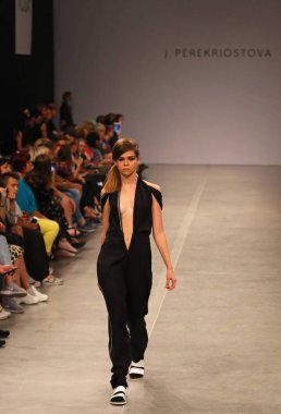 Kiev, Ukrayna - 1 Eylül 2018: Model Mystetskyi Arsenal Kiev, Ukrayna Ukrayna moda hafta ilkbahar/yaz 2019 oluşturulurken Tasarımcısı J.Perekriostova tarafından sunar