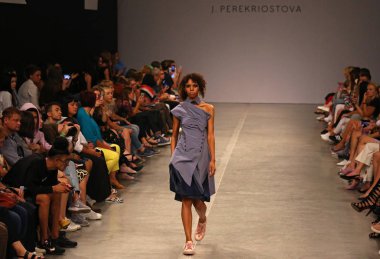 Kiev, Ukrayna - 1 Eylül 2018: Model Mystetskyi Arsenal Kiev, Ukrayna Ukrayna moda hafta ilkbahar/yaz 2019 oluşturulurken Tasarımcısı J.Perekriostova tarafından sunar