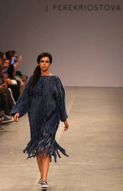 Kiev, Ukrayna - 1 Eylül 2018: Model Mystetskyi Arsenal Kiev, Ukrayna Ukrayna moda hafta ilkbahar/yaz 2019 oluşturulurken Tasarımcısı J.Perekriostova tarafından sunar