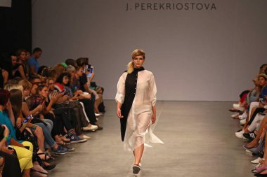 Kiev, Ukrayna - 1 Eylül 2018: Model Mystetskyi Arsenal Kiev, Ukrayna Ukrayna moda hafta ilkbahar/yaz 2019 oluşturulurken Tasarımcısı J.Perekriostova tarafından sunar
