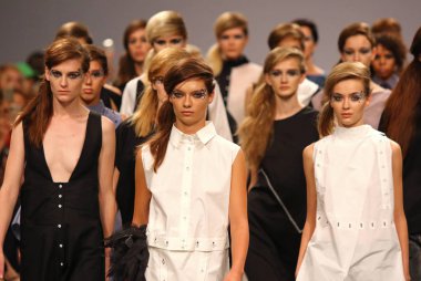 Kiev, Ukrayna - 1 Eylül 2018: Modelleri Mystetskyi Arsenal Kiev, Ukrayna Ukrayna moda hafta ilkbahar/yaz 2019 oluşturulurken Tasarımcısı J.Perekriostova tarafından mevcut