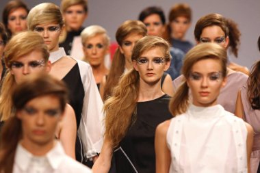 Kiev, Ukrayna - 1 Eylül 2018: Modelleri Mystetskyi Arsenal Kiev, Ukrayna Ukrayna moda hafta ilkbahar/yaz 2019 oluşturulurken Tasarımcısı J.Perekriostova tarafından mevcut