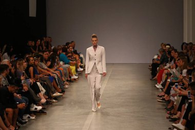 Kiev, Ukrayna - 1 Eylül 2018: Model Mystetskyi Arsenal Kiev, Ukrayna Ukrayna moda hafta ilkbahar/yaz 2019 oluşturulurken Tasarımcısı Elena Burenina tarafından sunar