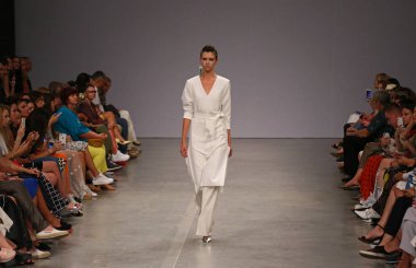 Kiev, Ukrayna - 1 Eylül 2018: Model Mystetskyi Arsenal Kiev, Ukrayna Ukrayna moda hafta ilkbahar/yaz 2019 oluşturulurken Tasarımcısı Elena Burenina tarafından sunar