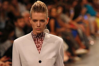 Kiev, Ukrayna - 1 Eylül 2018: Model Mystetskyi Arsenal Kiev, Ukrayna Ukrayna moda hafta ilkbahar/yaz 2019 oluşturulurken Tasarımcısı Elena Burenina tarafından sunar