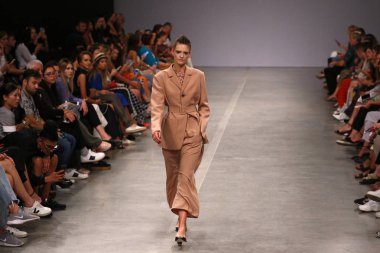 Kiev, Ukrayna - 1 Eylül 2018: Model Mystetskyi Arsenal Kiev, Ukrayna Ukrayna moda hafta ilkbahar/yaz 2019 oluşturulurken Tasarımcısı Elena Burenina tarafından sunar