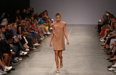 Kiev, Ukrayna - 1 Eylül 2018: Model Mystetskyi Arsenal Kiev, Ukrayna Ukrayna moda hafta ilkbahar/yaz 2019 oluşturulurken Tasarımcısı Elena Burenina tarafından sunar