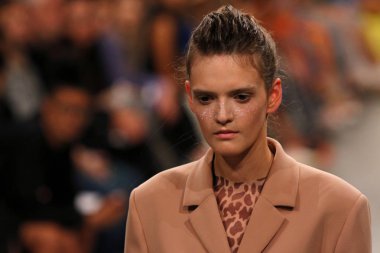 Kiev, Ukrayna - 1 Eylül 2018: Model Mystetskyi Arsenal Kiev, Ukrayna Ukrayna moda hafta ilkbahar/yaz 2019 oluşturulurken Tasarımcısı Elena Burenina tarafından sunar