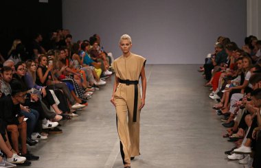 Kiev, Ukrayna - 1 Eylül 2018: Model Mystetskyi Arsenal Kiev, Ukrayna Ukrayna moda hafta ilkbahar/yaz 2019 oluşturulurken Tasarımcısı Elena Burenina tarafından sunar