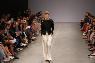 Kiev, Ukrayna - 1 Eylül 2018: Model Mystetskyi Arsenal Kiev, Ukrayna Ukrayna moda hafta ilkbahar/yaz 2019 oluşturulurken Tasarımcısı Elena Burenina tarafından sunar