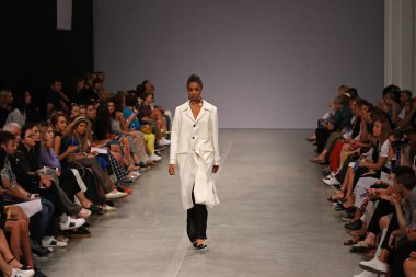 Kiev, Ukrayna - 1 Eylül 2018: Model Mystetskyi Arsenal Kiev, Ukrayna Ukrayna moda hafta ilkbahar/yaz 2019 oluşturulurken Tasarımcısı Elena Burenina tarafından sunar