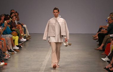 Kiev, Ukrayna - 1 Eylül 2018: Model ayakkabıları el Kiev, Ukrayna Ukrayna moda hafta ilkbahar/yaz 2019 bir parçası olarak tasarımcı Elena Burenina moda tanıtımı sırasında taşır