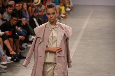 Kiev, Ukrayna - 1 Eylül 2018: Model Mystetskyi Arsenal Kiev, Ukrayna Ukrayna moda hafta ilkbahar/yaz 2019 oluşturulurken Tasarımcısı Elena Burenina tarafından sunar