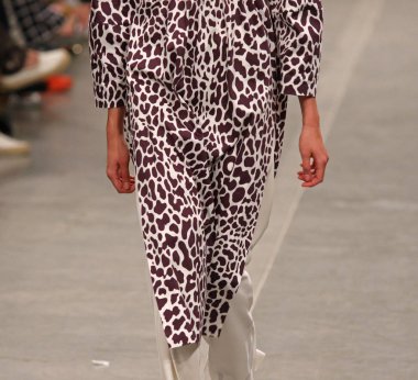 Kiev, Ukrayna - 1 Eylül 2018: Ayrıntılarını Tasarımcısı Elena Burenina tarafından oluşturma sırasında Ukrayna moda hafta ilkbahar/yaz 2019 Mystetskyi Arsenal Kyiv, Ukrayna