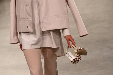 Kiev, Ukrayna - 1 Eylül 2018: Model ayakkabıları el Kiev, Ukrayna Ukrayna moda hafta ilkbahar/yaz 2019 bir parçası olarak tasarımcı Elena Burenina moda tanıtımı sırasında taşır