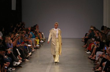 Kiev, Ukrayna - 1 Eylül 2018: Model Mystetskyi Arsenal Kiev, Ukrayna Ukrayna moda hafta ilkbahar/yaz 2019 oluşturulurken Tasarımcısı Elena Burenina tarafından sunar