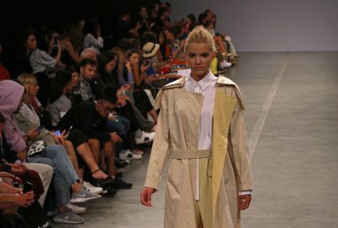 Kiev, Ukrayna - 1 Eylül 2018: Model Mystetskyi Arsenal Kiev, Ukrayna Ukrayna moda hafta ilkbahar/yaz 2019 oluşturulurken Tasarımcısı Elena Burenina tarafından sunar