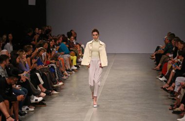 Kiev, Ukrayna - 1 Eylül 2018: Model Mystetskyi Arsenal Kiev, Ukrayna Ukrayna moda hafta ilkbahar/yaz 2019 oluşturulurken Tasarımcısı Elena Burenina tarafından sunar