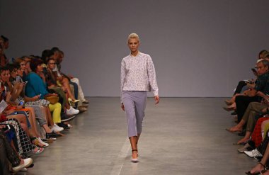 Kiev, Ukrayna - 1 Eylül 2018: Model Mystetskyi Arsenal Kiev, Ukrayna Ukrayna moda hafta ilkbahar/yaz 2019 oluşturulurken Tasarımcısı Elena Burenina tarafından sunar