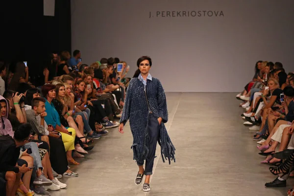 Kiev, Ukrayna - 1 Eylül 2018: Model Mystetskyi Arsenal Kiev, Ukrayna Ukrayna moda hafta ilkbahar/yaz 2019 oluşturulurken Tasarımcısı J.Perekriostova tarafından sunar