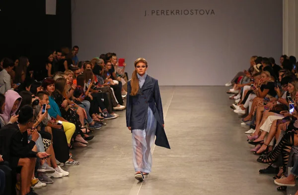 Kiev, Ukrayna - 1 Eylül 2018: Model Mystetskyi Arsenal Kiev, Ukrayna Ukrayna moda hafta ilkbahar/yaz 2019 oluşturulurken Tasarımcısı J.Perekriostova tarafından sunar