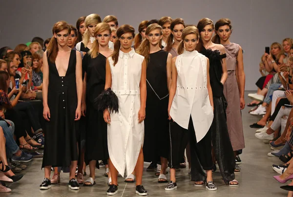 Kiev, Ukrayna - 1 Eylül 2018: Modelleri Mystetskyi Arsenal Kiev, Ukrayna Ukrayna moda hafta ilkbahar/yaz 2019 oluşturulurken Tasarımcısı J.Perekriostova tarafından mevcut