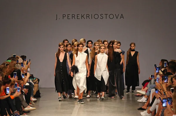 Kiev, Ukrayna - 1 Eylül 2018: Modelleri Mystetskyi Arsenal Kiev, Ukrayna Ukrayna moda hafta ilkbahar/yaz 2019 oluşturulurken Tasarımcısı J.Perekriostova tarafından mevcut
