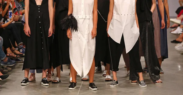 Kiev, Ukrayna - 1 Eylül 2018: Modelleri Mystetskyi Arsenal Kiev, Ukrayna Ukrayna moda hafta ilkbahar/yaz 2019 oluşturulurken Tasarımcısı J.Perekriostova tarafından mevcut