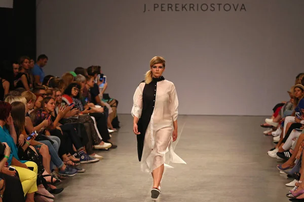 Kiev Ukraina September 2018 Modell Presenterar Skapelse Designern Perekriostova Ukrainska — Stockfoto