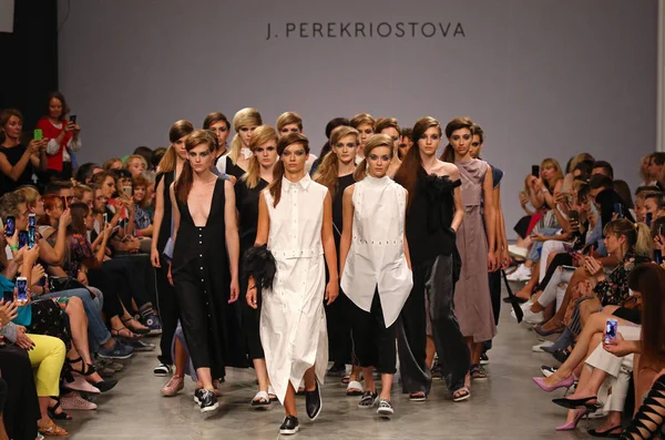 Kyiv Ukraine September 2018 Models Present Creation Designer Perekriostova Ukrainian — Stock Photo, Image