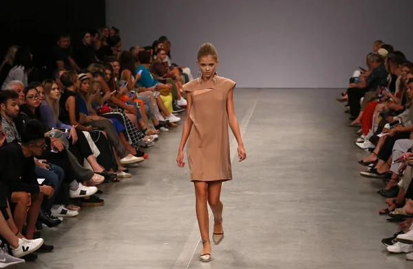 Kiev, Ukrayna - 1 Eylül 2018: Model Mystetskyi Arsenal Kiev, Ukrayna Ukrayna moda hafta ilkbahar/yaz 2019 oluşturulurken Tasarımcısı Elena Burenina tarafından sunar
