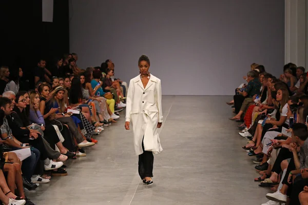 Kiev, Ukrayna - 1 Eylül 2018: Model Mystetskyi Arsenal Kiev, Ukrayna Ukrayna moda hafta ilkbahar/yaz 2019 oluşturulurken Tasarımcısı Elena Burenina tarafından sunar