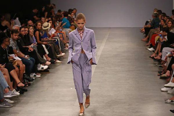Kiev, Ukrayna - 1 Eylül 2018: Model Mystetskyi Arsenal Kiev, Ukrayna Ukrayna moda hafta ilkbahar/yaz 2019 oluşturulurken Tasarımcısı Elena Burenina tarafından sunar