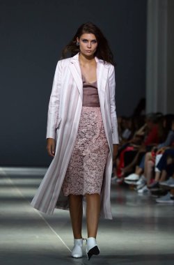 Kiev, Ukrayna - 3 Eylül 2018: Model Mystetskyi Arsenal Kiev, Ukrayna Ukrayna moda hafta ilkbahar/yaz 2019 oluşturulurken Tasarımcısı Arutiunova tarafından sunar