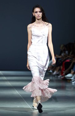 Kiev, Ukrayna - 3 Eylül 2018: Model Mystetskyi Arsenal Kiev, Ukrayna Ukrayna moda hafta ilkbahar/yaz 2019 oluşturulurken Tasarımcısı Arutiunova tarafından sunar