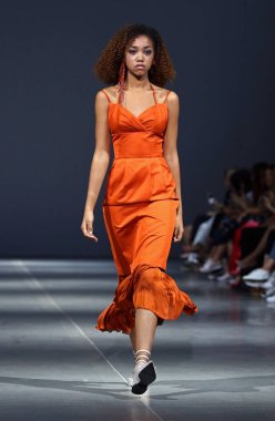 Kiev, Ukrayna - 3 Eylül 2018: Model Mystetskyi Arsenal Kiev, Ukrayna Ukrayna moda hafta ilkbahar/yaz 2019 oluşturulurken Tasarımcısı Arutiunova tarafından sunar