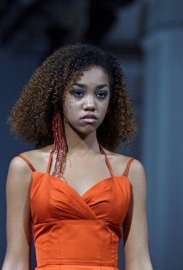 Kiev, Ukrayna - 3 Eylül 2018: Model Mystetskyi Arsenal Kiev, Ukrayna Ukrayna moda hafta ilkbahar/yaz 2019 oluşturulurken Tasarımcısı Arutiunova tarafından sunar