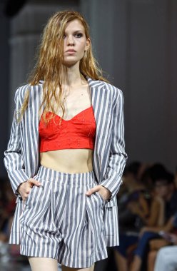 Kiev, Ukrayna - 3 Eylül 2018: Model Mystetskyi Arsenal Kiev, Ukrayna Ukrayna moda hafta ilkbahar/yaz 2019 oluşturulurken Tasarımcısı Arutiunova tarafından sunar