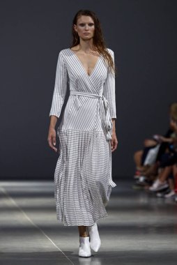 Kiev, Ukrayna - 3 Eylül 2018: Model Mystetskyi Arsenal Kiev, Ukrayna Ukrayna moda hafta ilkbahar/yaz 2019 oluşturulurken Tasarımcısı Arutiunova tarafından sunar