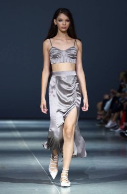 Kiev, Ukrayna - 3 Eylül 2018: Model Mystetskyi Arsenal Kiev, Ukrayna Ukrayna moda hafta ilkbahar/yaz 2019 oluşturulurken Tasarımcısı Arutiunova tarafından sunar