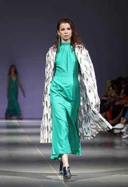 Kiev, Ukrayna - 3 Eylül 2018: Model Mystetskyi Arsenal Kiev, Ukrayna Ukrayna moda hafta ilkbahar/yaz 2019 oluşturulurken Tasarımcısı Arutiunova tarafından sunar